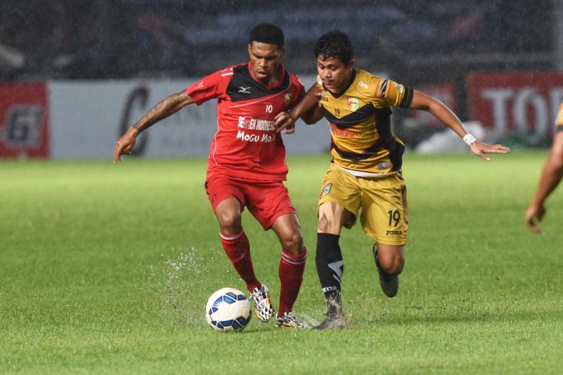 Pesepakbola Semen Padang Vendry Mofu (kiri) berebut bola dengan pesepakbola Mitra Kukar Riski Pellu saat laga Final Piala Jenderal Sudirman di Stadion Utama Gelora Bung Karno, Jakarta, Minggu (24/1).