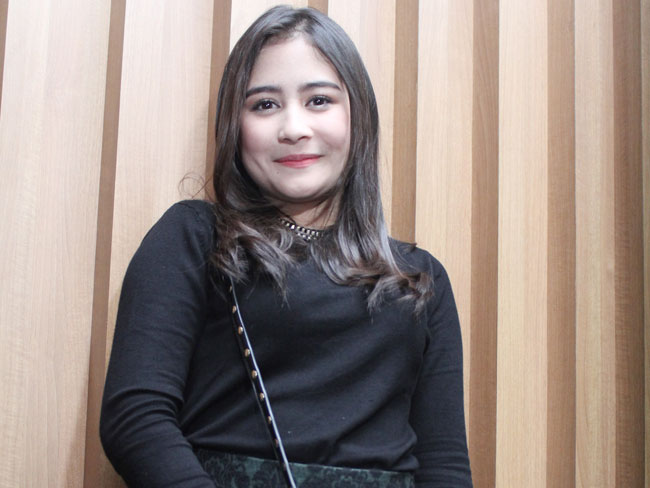 Model rambut baru Prilly Latuconsina ternyata meniru sang idola idaman