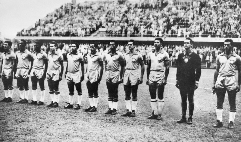 Brazilian national soccer team players are lined up during the national anthems before the start of their World Cup first round match against the Soviet Union 14 June 1958 in Goteborg. (From L : De Sordi, Didi, Pelé, Zagalo, Garrincha, Zito, Vava, Orlando, Nilton Santos, Gilmar, Bellini (captain). / AFP